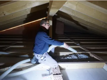 Servicio de insuflado para celulosa, fibra de madera y materiales aislantes de lana mineral.