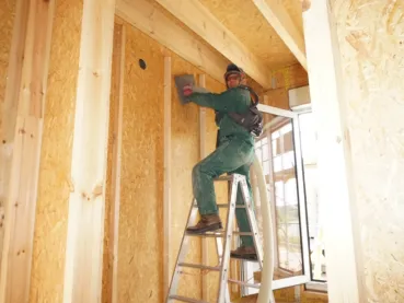 Servicio de insuflado para celulosa, fibra de madera y materiales aislantes de lana mineral.