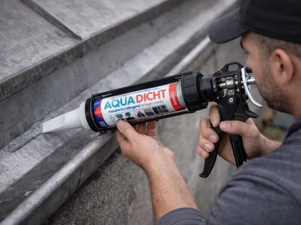 Aqua-Dicht transparent 300 ml cartridge with spatula attachment – instant sealing compound for repairs, broad adhesion range even in wet conditions