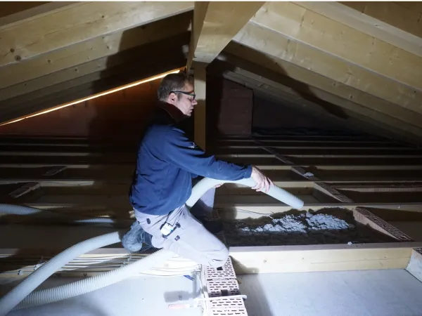 Servicio de insuflado para celulosa, fibra de madera y materiales aislantes de lana mineral.